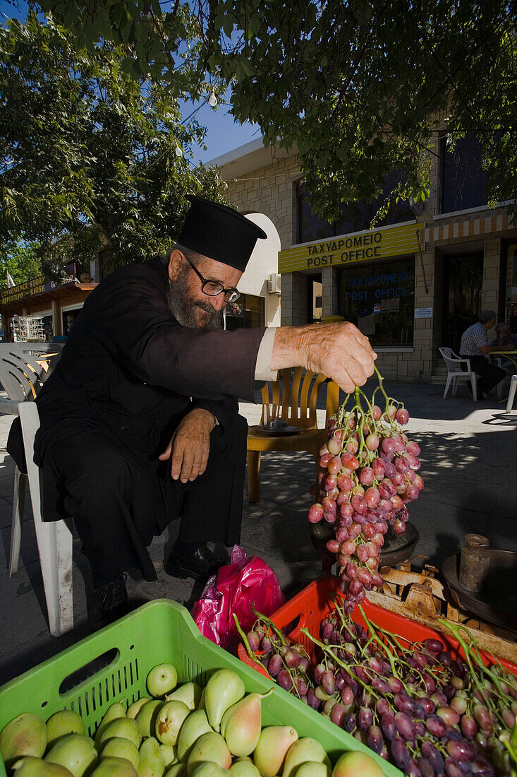 Mönch, Priester verkauft Obst, Verkaufen, Markt, Geroskipou, bei Pafos, Südzypern, Zypern