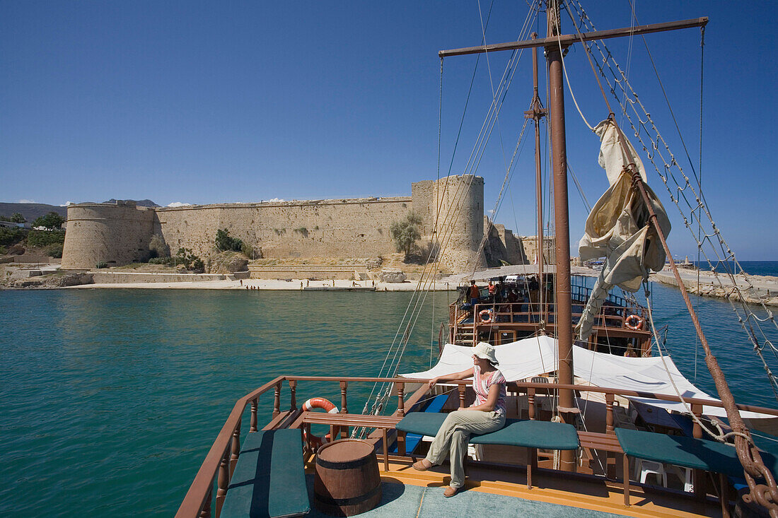 Neptun Pirat Bootsausflug, Kaleidoskop Turizm, und Küstenlandschaft, Burg im Hintergrund, Kyrenia, Girne, Zypern
