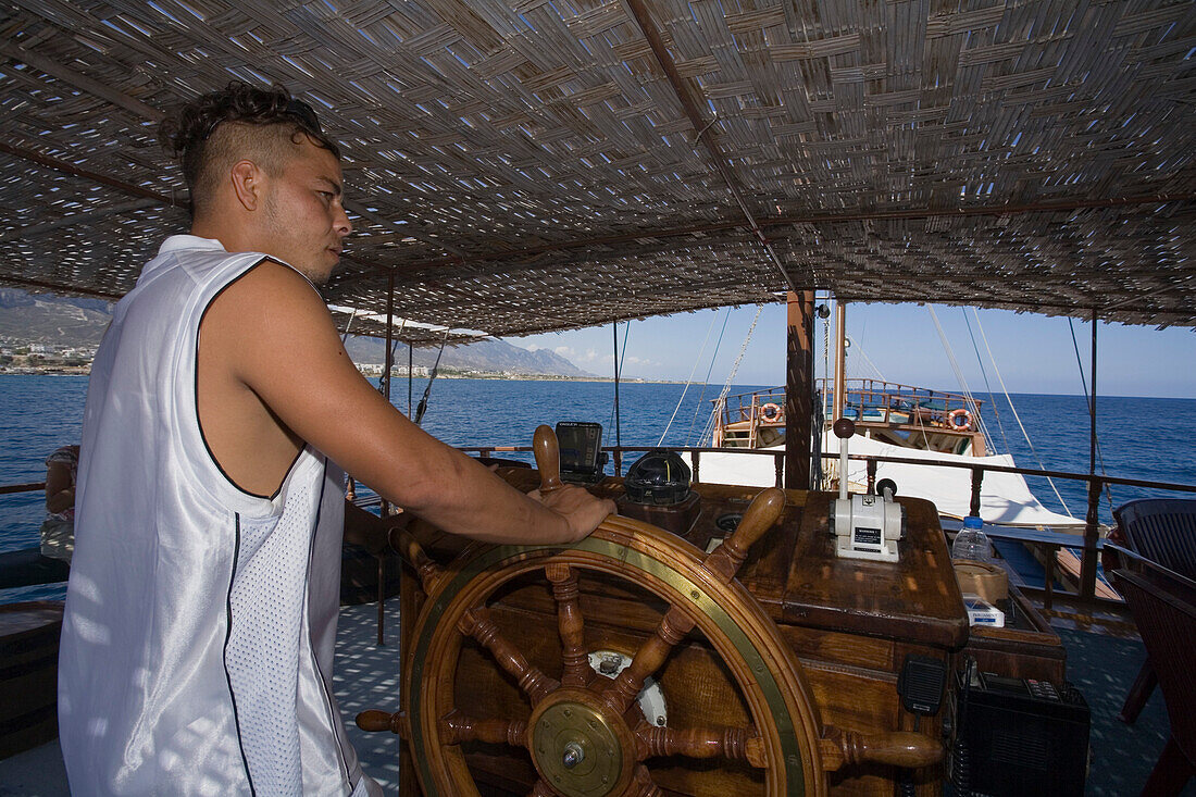Skipper, Mann am Steuerrad, Neptun Pirat Bootsausflug, Kaleidoskop Turizm, Nordzypern, Zypern