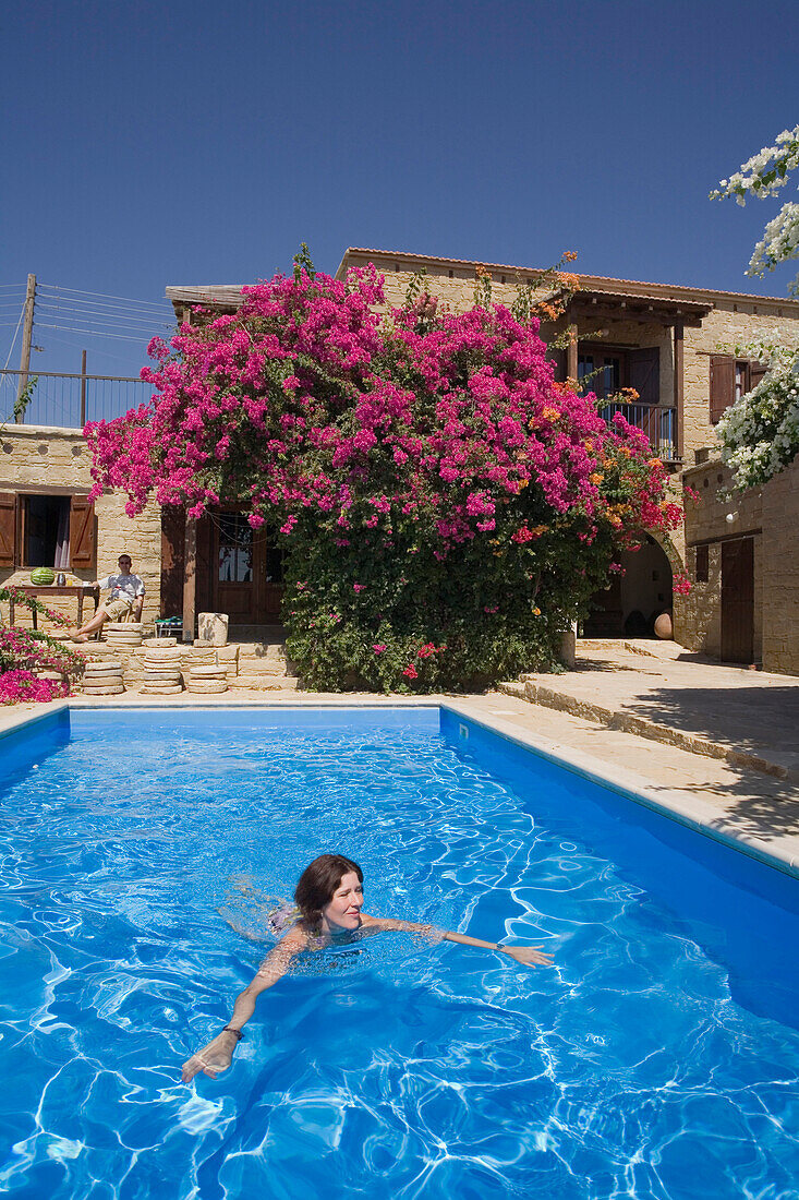 Eine Frau schwimmt im Pool, Traditionelles Ferienhaus mit Pool, Cyprus Villages, Tochni, bei Larnaka, Agrotourismus, Südzypern, Zypern