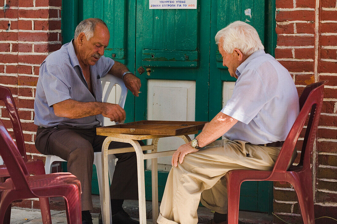 Zwei älterer Männer beim Spielen vor einem Café, Kafenion, Koilani, Troodos Gebirge, Südzypern, Zypern