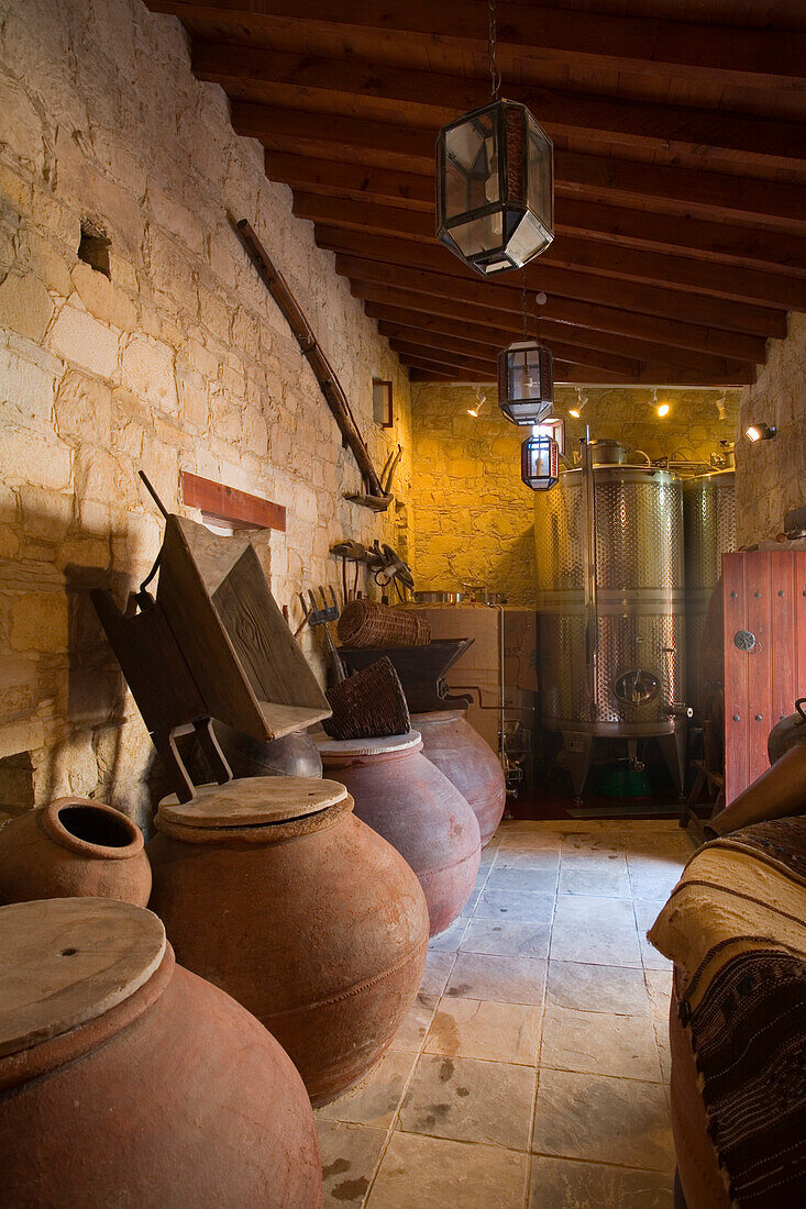 Wein Keller mit Krüge, Vasa Weingut, Troodos Gebirge, Südzypern, Zypern
