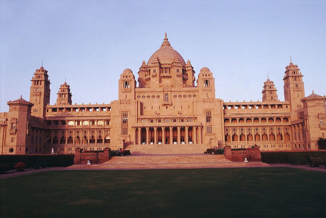 Jodhpur, India. Palace designed by the British architect H.V. Lanchester. One of the of the largest private homes in the world, standing 195 by 103 mts. in diameter. It s perfectly symmetrical with a large munber of courtyards and nearly 347 rooms
