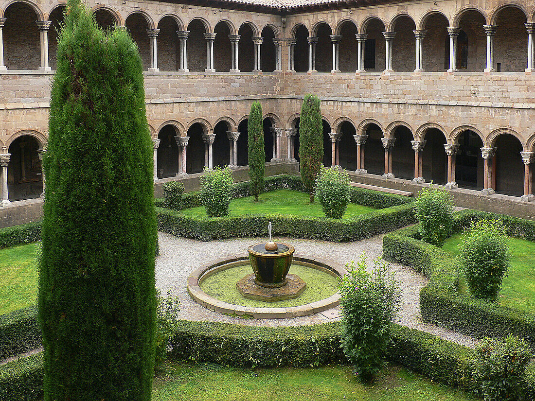 Cloister, Romanesque monastery of Santa María de Ripoll (12th century), Ripoll. Girona province, Catalonia, Spain