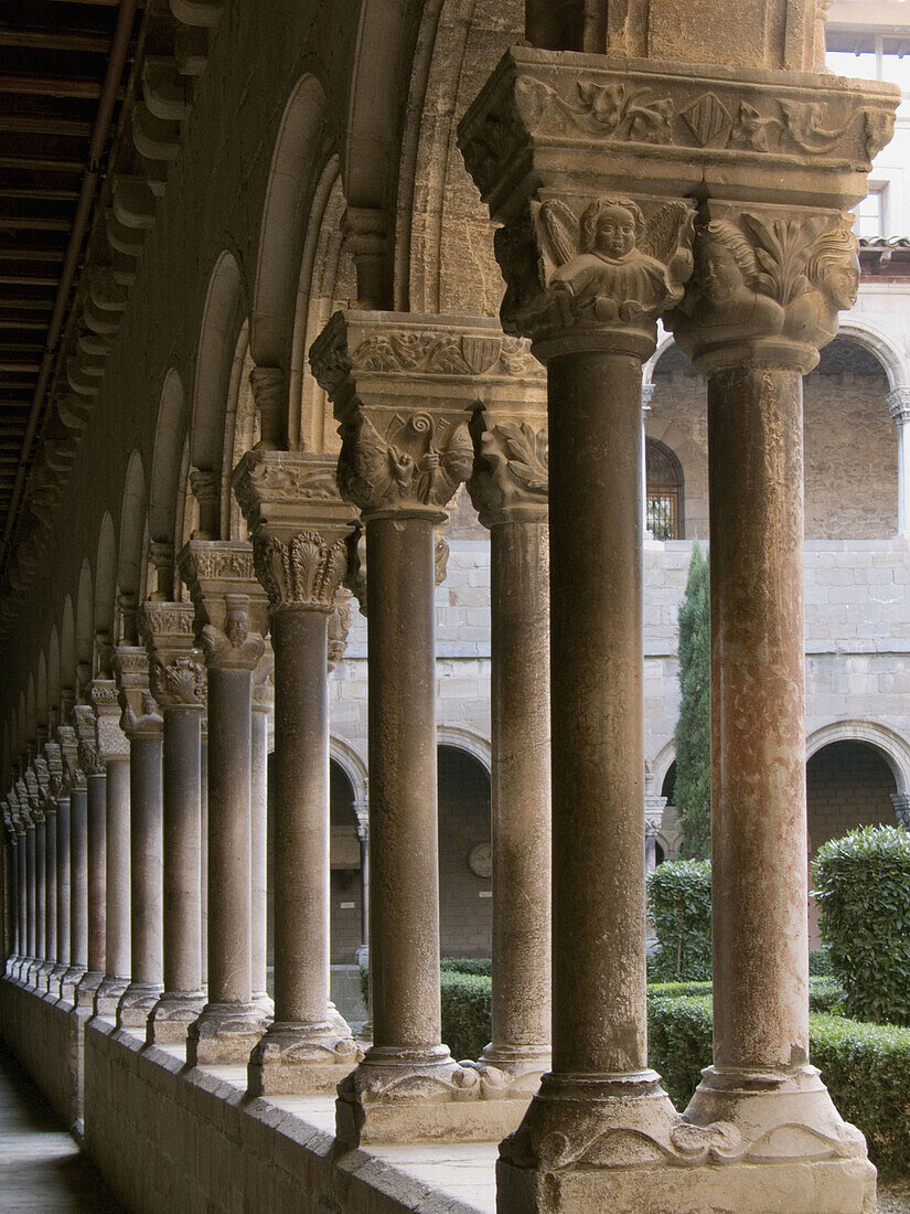 Cloister, Romanesque monastery of Santa María de Ripoll (12th century), Ripoll. Girona province, Catalonia, Spain