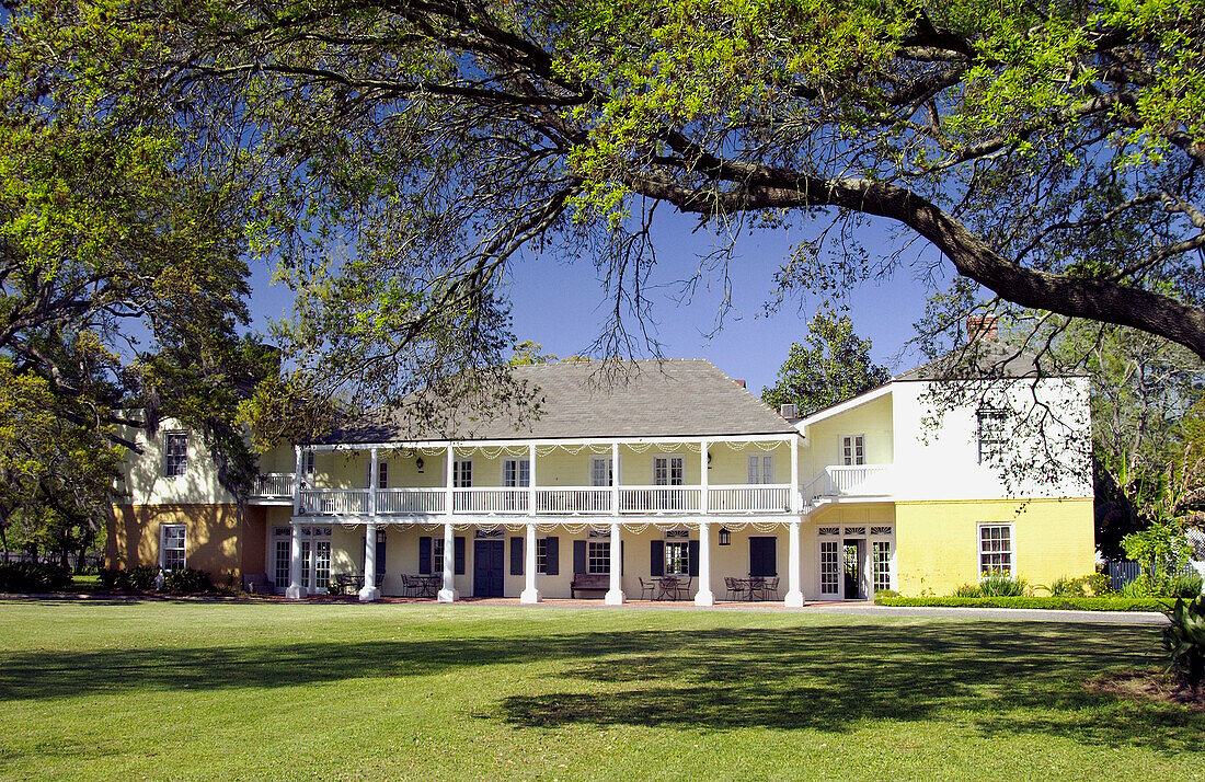 Ormond Plantation Manor antebellum home on the Mississippi river in rural Louisianna, USA