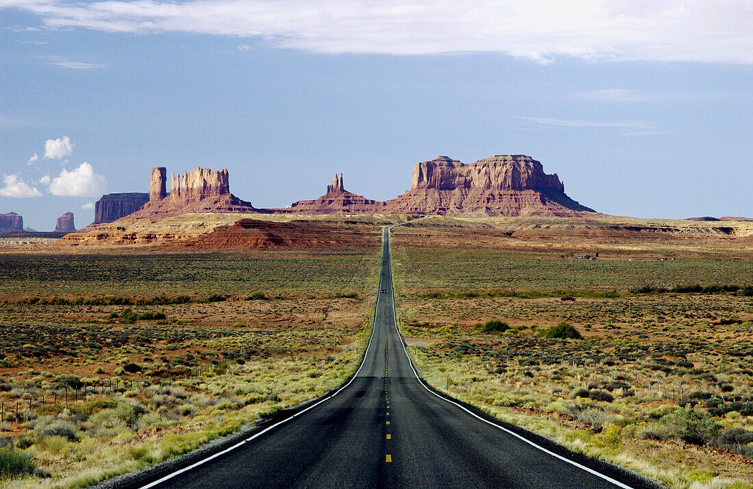 Hwy 163 and the sandstone buttes of Monument Valley Utah, USA