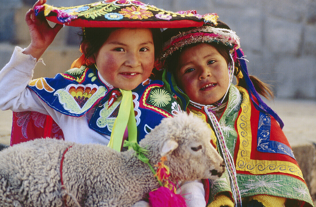 Zwei Kinder mit Schaf. Cuzco. Peru