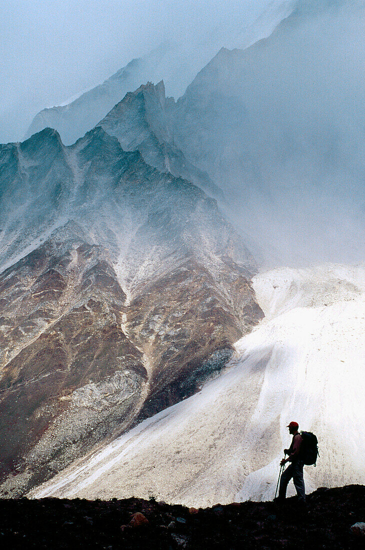 Bergsteiger auf einem Gletscher. Gangotri. Himalaya. Garhwal. Uttar Pradesh. Indien