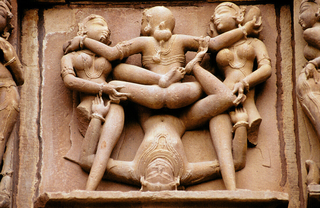 Geschnitztes erotisches Relief. Kandariya Mahadev. Khajuraho. Madhya Pradesh. Indien