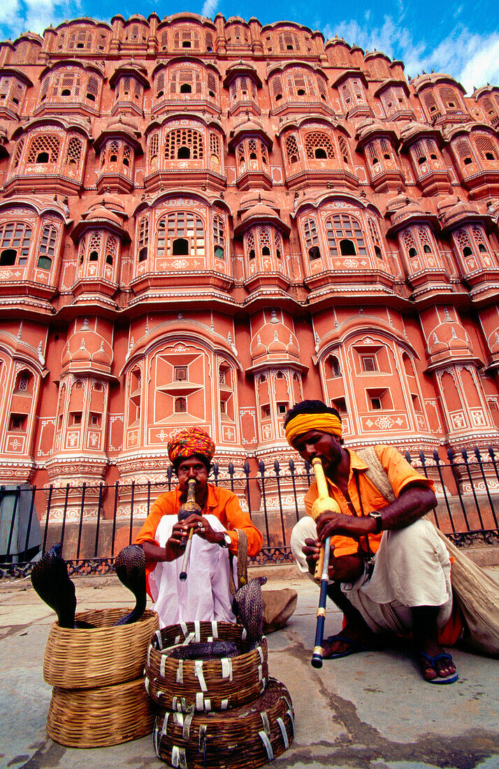 Schlangenbeschwörer vor dem Hawa Mahal. Jaipur. Rajasthan, Indien