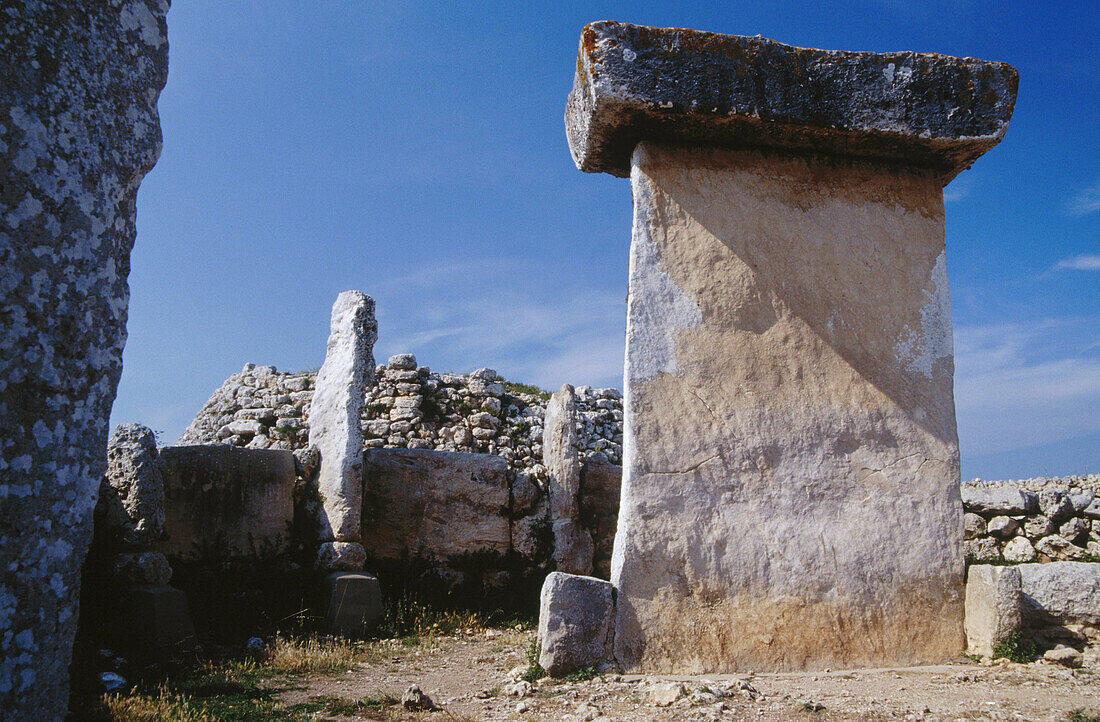 Taula (Tisch), prähistorisches Bauwerk. Trepucó, Menorca. Baelaric-Inseln. Spanien