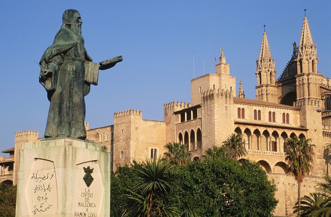 Denkmal für Ramon Llull und Almudaina-Palast im Hintergrund. Palma de Mallorca. Mallorca, Balearische Inseln. Spanien