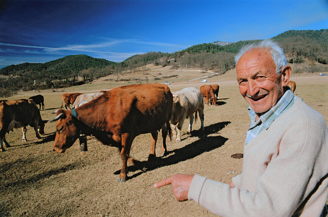 Landwirt. Sant Joan de les Abadesses. Pyrenäen-Gebirge. Provinz Girona. Spanien