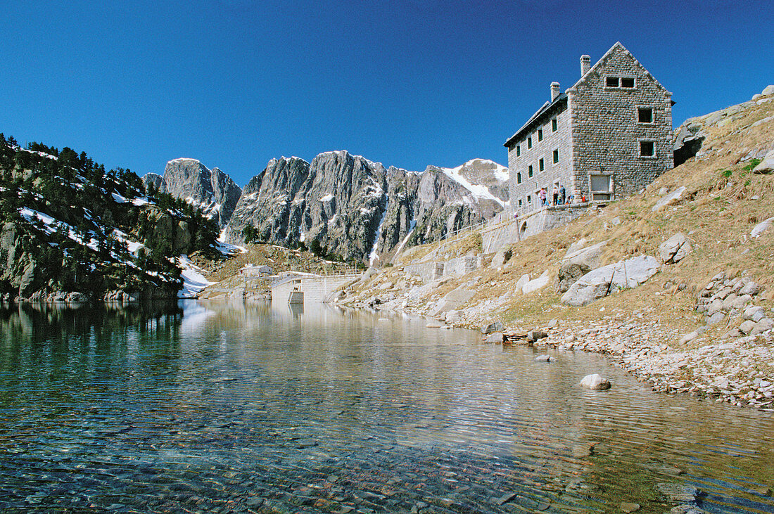 Restanca See und Hütte. Vall d Aran. Pyrenäen-Gebirge. Katalonien. Spanien