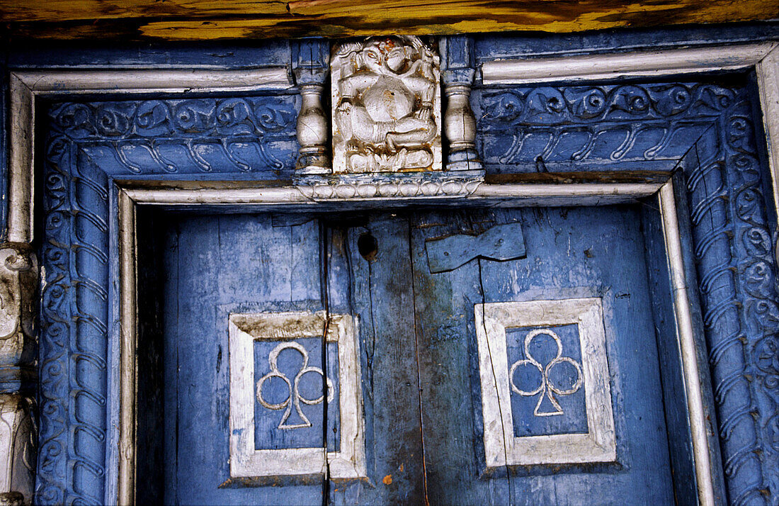 Gott Ganesh an einer Tür. Kedarnath, Himalaya Garhwal. Uttarakhand. Uttar Pradesh. Indien