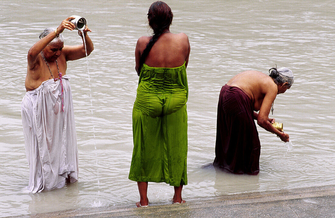 Waschungen im Ganges-Fluss. Rishikesh. Uttar Pradesh. Indien