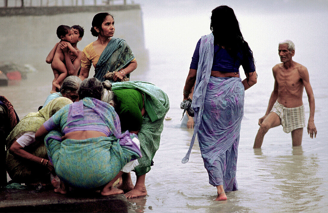 Waschungen im Fluss Ganges. Rishikesh. Uttar Pradesh. Indien