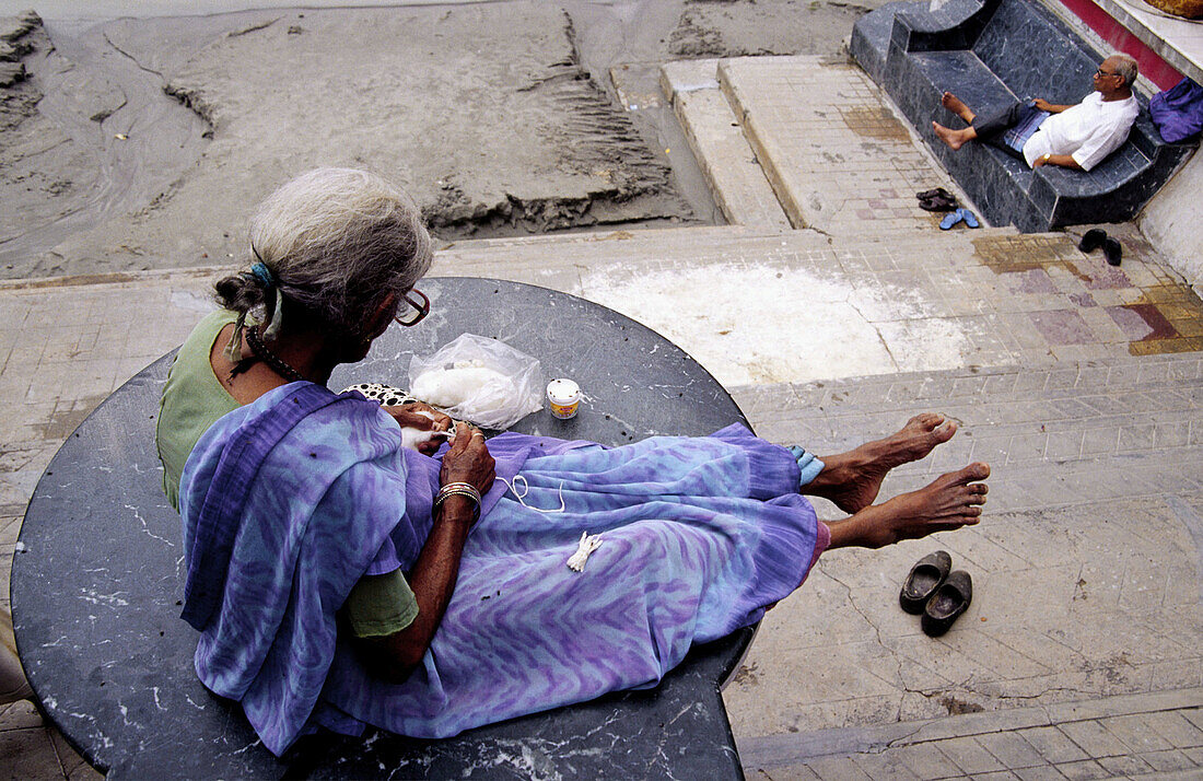 Spinning cotton. Ganges river. Rishikesh. Uttar Pradesh. India.