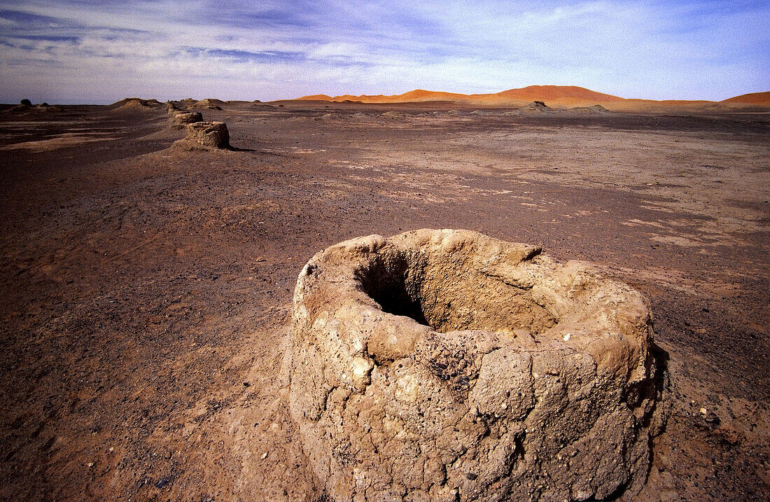 Jettaras (unterirdischer Kanal). Erg Chebbi. Merzouga. Tafilalet. Marokko