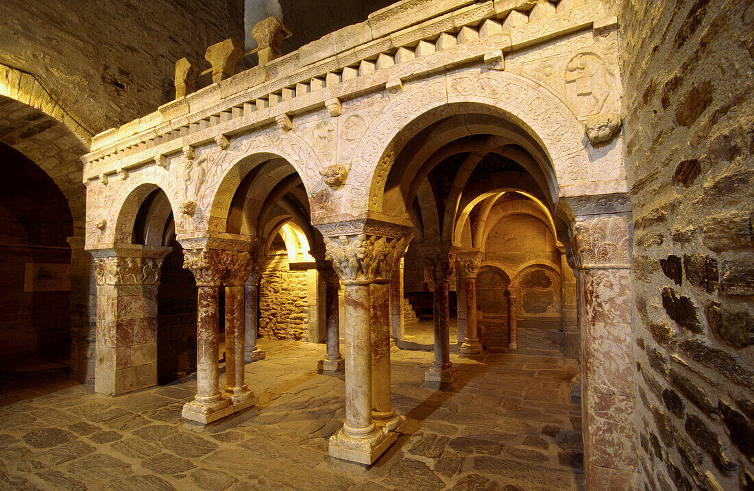 Romanische Galerie aus rosa Marmor. Innenraum des Priorats von Serrabone, erbaut im 11. Jahrhundert. Pyrenäen-Orientales. Languedoc-Roussillon. Frankreich