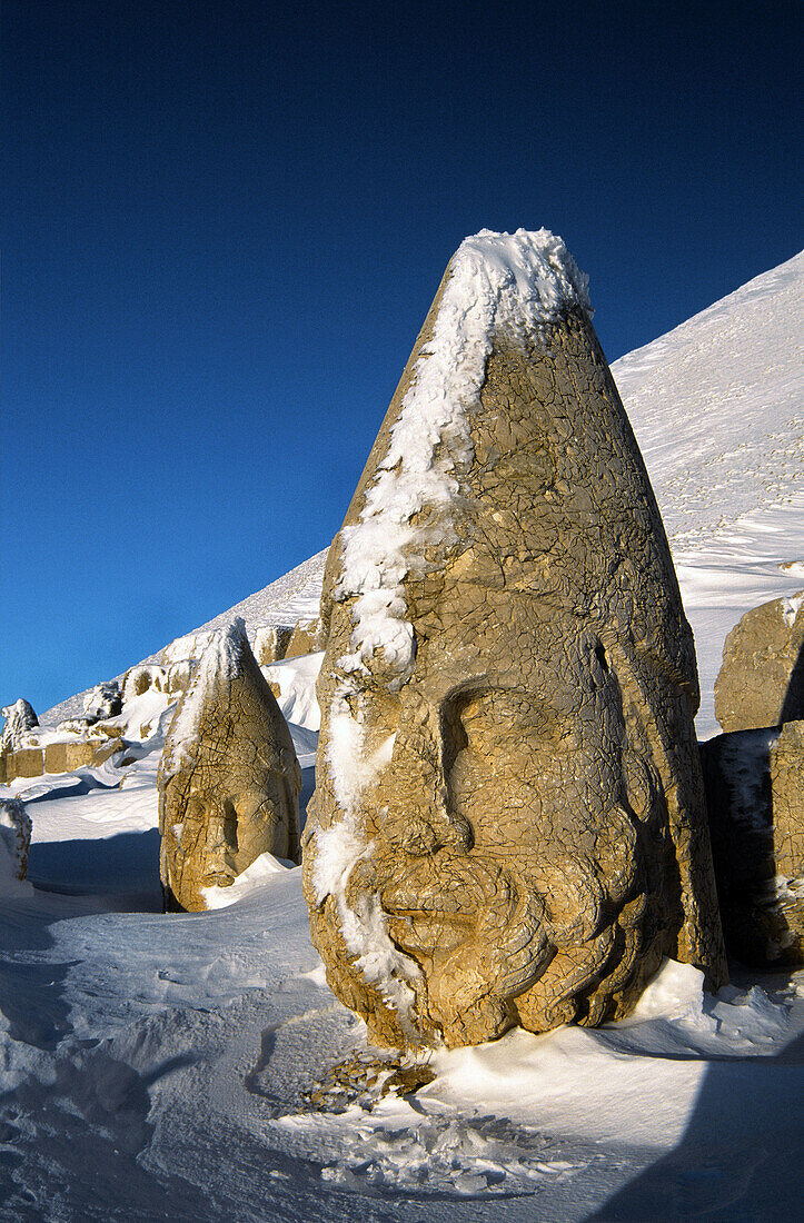 Kolossale Köpfe von Herakles und Apollo, Überreste des Grabheiligtums von König Antiochus Theos auf der Westterrasse des Nemrut Dag (Berg Nemrut, 2150 m), Teil des ehemaligen Königreichs von Kommagene. Anatolien, Türkei