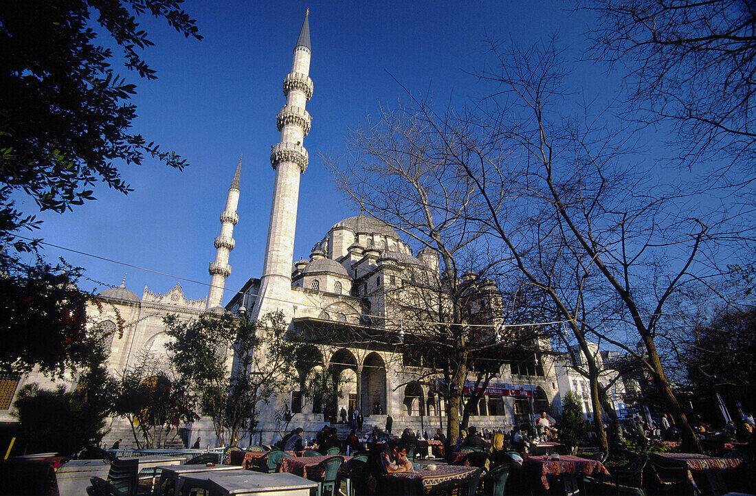 Teestuben unter freiem Himmel bei der Yeni-Moschee, Istanbul. Türkei