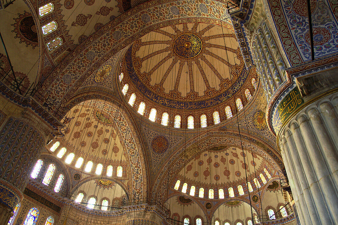 Kuppeln der Blauen Moschee (Sultan-Ahmed-Moschee), Sultanahmet, Istanbul. Türkei