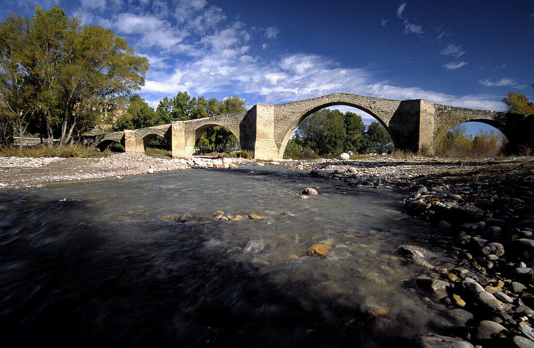 Romanische Brücke. Isabena-Fluss. Capella. Isábena-Tal Ribagorza. Provinz Huesca. Aragonien. Spanien