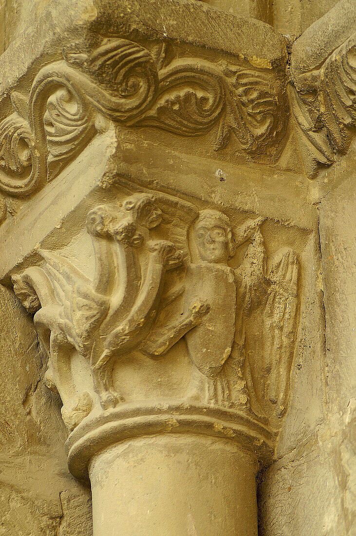 St. Michael im Kampf mit dem Drachen. Detail Hauptstadt. Romanische Kathedrale von San Vicente. Roda de Isábena. (Romanisches XI. Jahrhundert). Isábena-Tal. Pirineo Aragonés. Provinz Huesca. Spanien