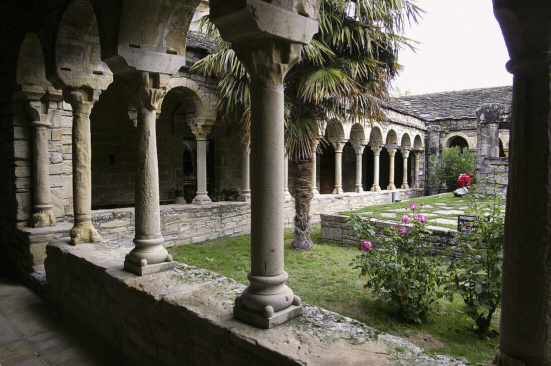 Cloister. Romanesque cathedral of San Vicente. Roda de Isábena. (Romanesque XIIth century). Isábena valley. Pirineo Aragonés. Huesca province. Spain.