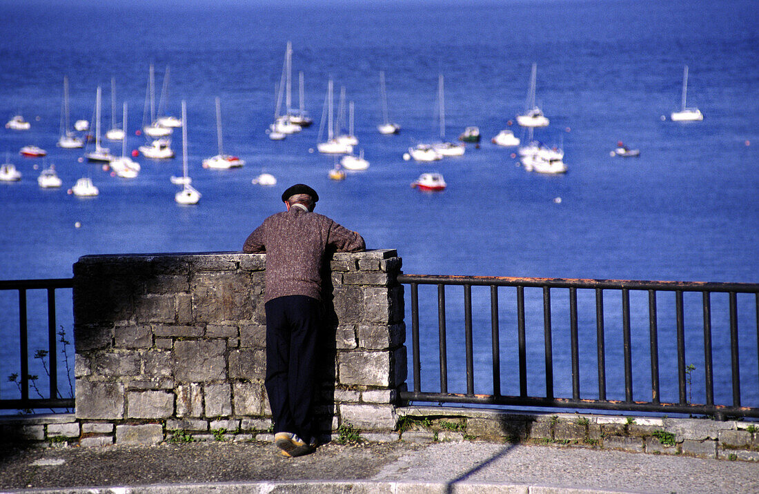 Älterer Seemann schaut auf das Meer. Hondarribia. Guipúzcoa. Baskenland. Spanien