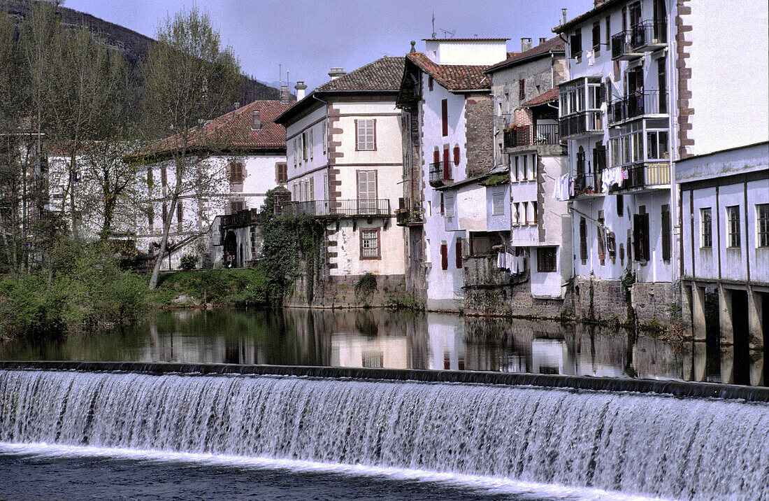 Fluss Bidasoa, Elizondo, Navarra, Spanien