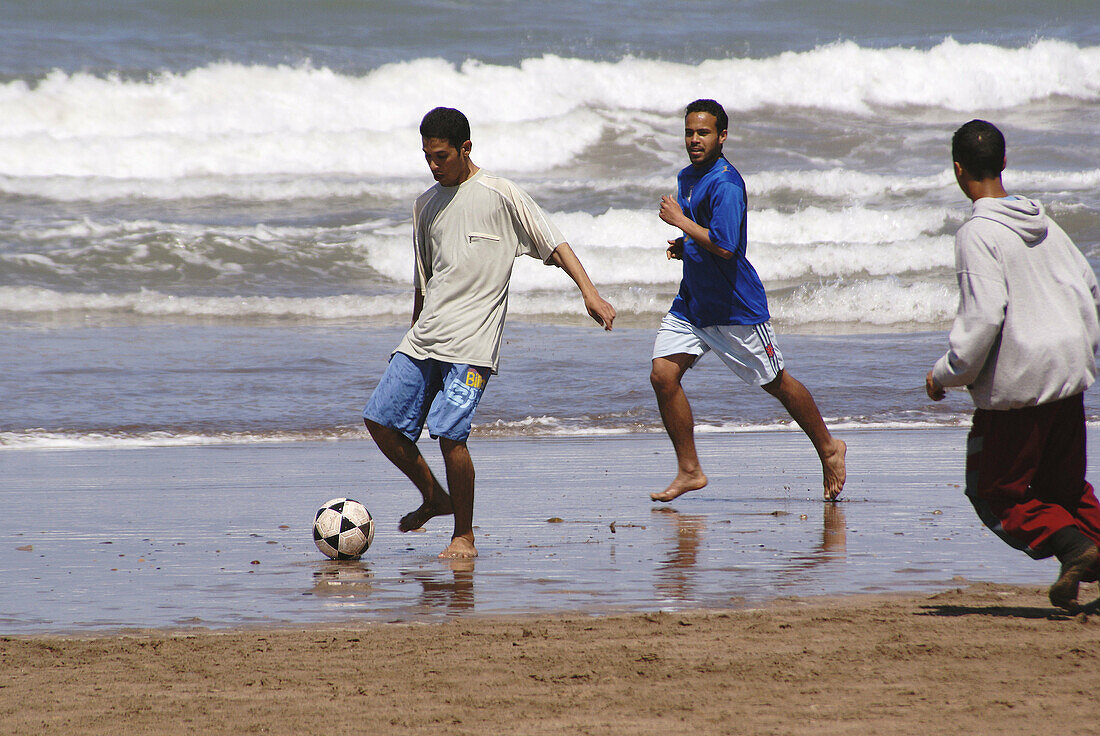 Männer spielen Fußball. Azemmour. Marokko. Afrika