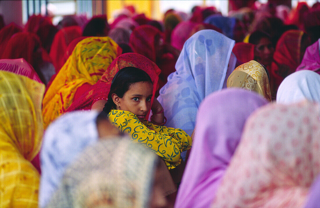 Frauen bei einer Mantra-Yoga-Zeremonie. Rishikesh. Uttar Pradesh. Indien