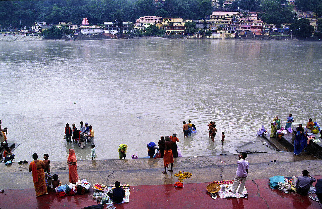 Ghats sobre el rio Ganges. Rishikesh. Himalaya Garwal. Uttar Pradesh. India.