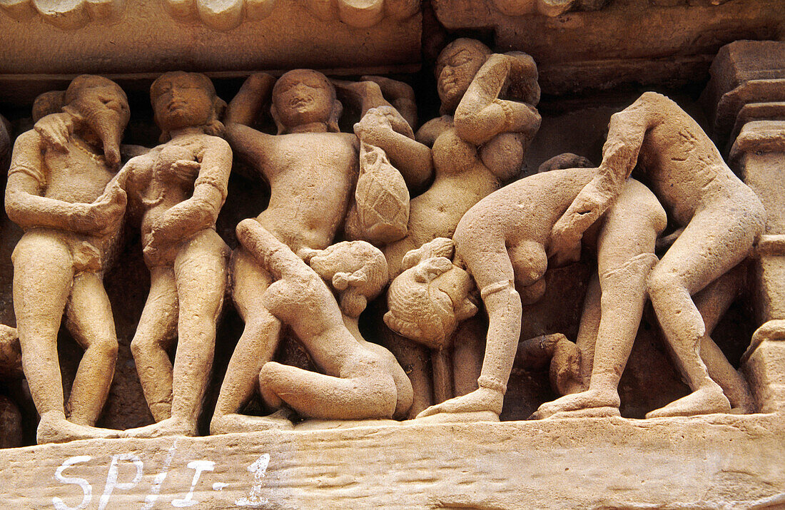 Relieve erotico en el templo Lakshmana (s.X). Khajuraho. Madhya Pradesh. India. Asia.