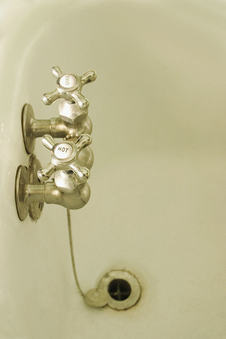 Bath tub faucet