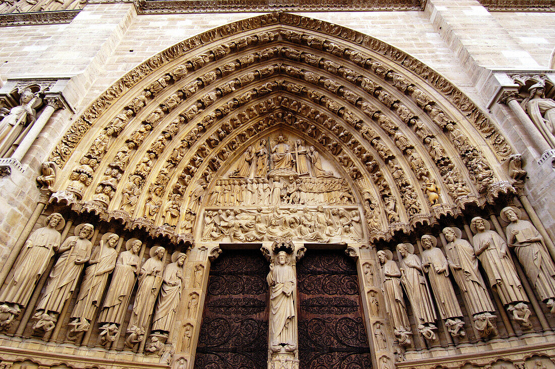 Entrance door and statues of Nôtre-Dame. Paris. France