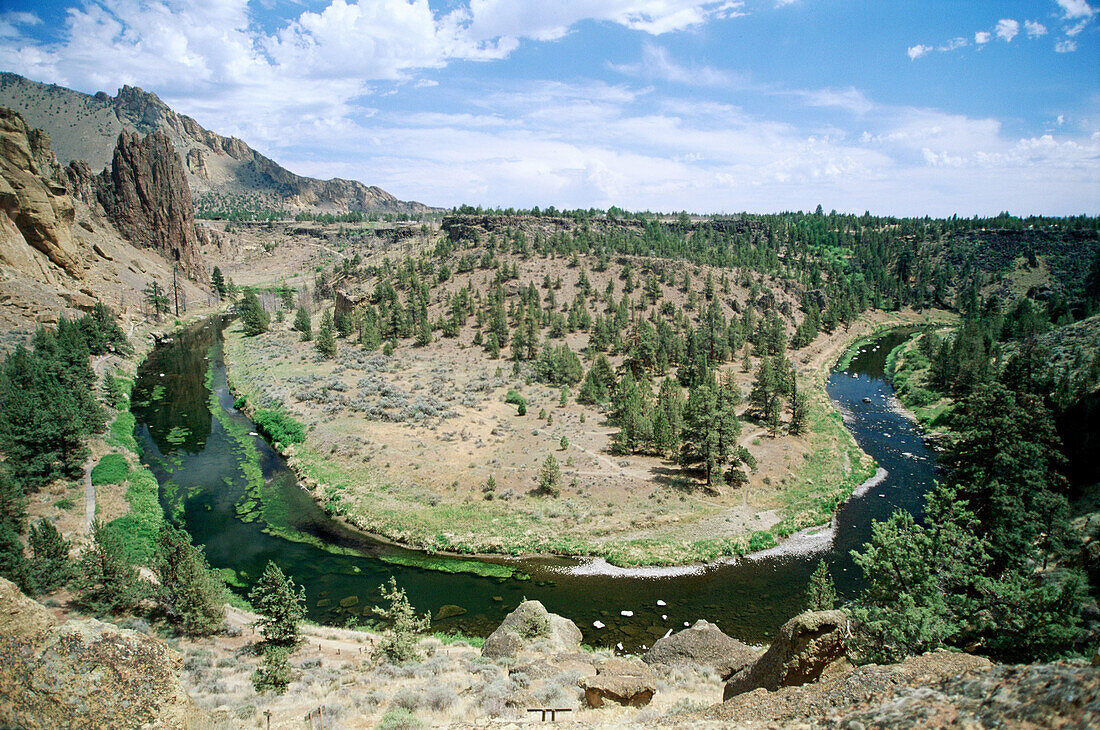 The Crooked River winds its way through Smith Rocks State Park. Deschutes County. Oregon. USA.
