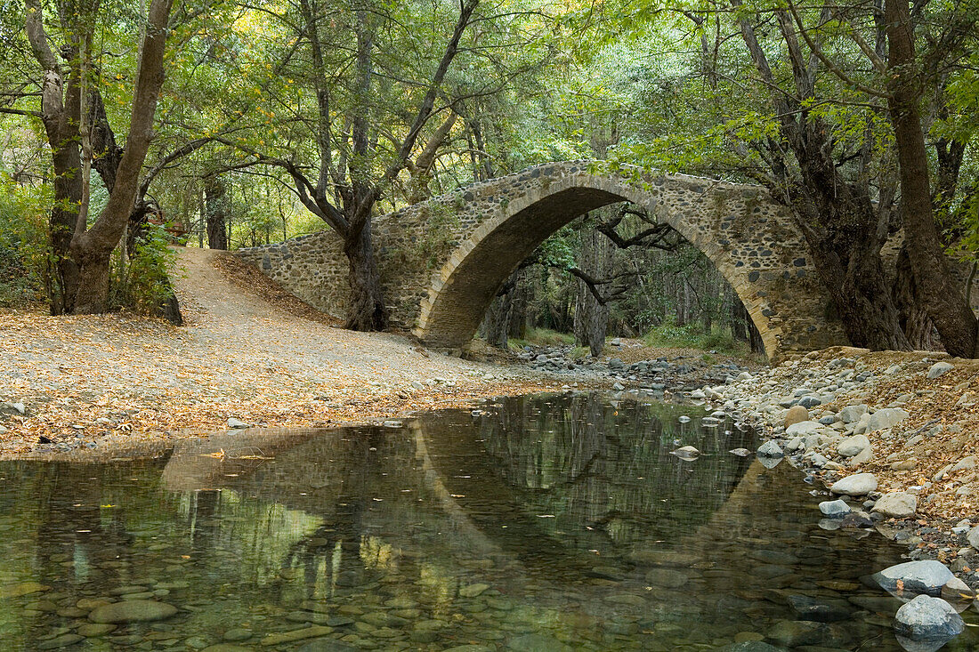 Stein Brücke, über ein Fluss in Diarizos Tal, in der Nähe von Pafos, Südzypern, Zypern