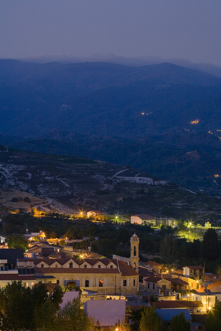 Omodos bei Nacht, ein Dorf im Troodos Gebirge mit Blick auf den Kloster und die Kirche, Südzypern, Zypern