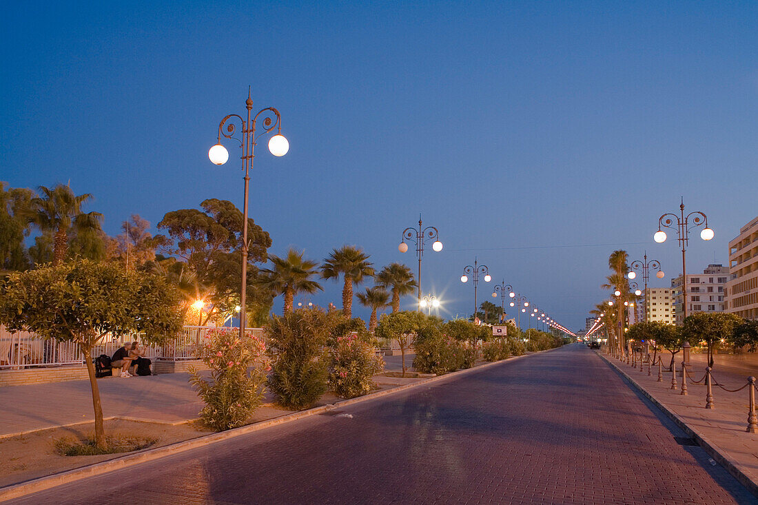See Promenade mit Straßenlaternen und Palmen bei Nacht, Larnaka, Südzypern, Zypern