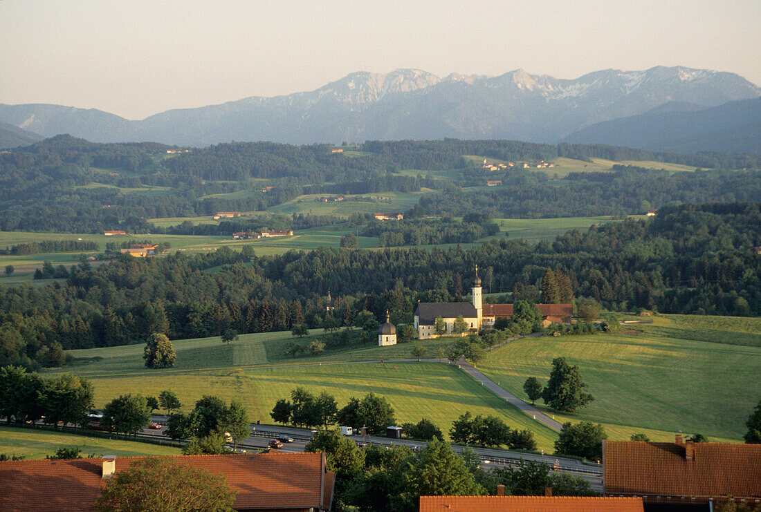 Blick über die Autobahn auf Wallfahrtskirche Wilparting, Irschenberg, Bayern, Deutschland