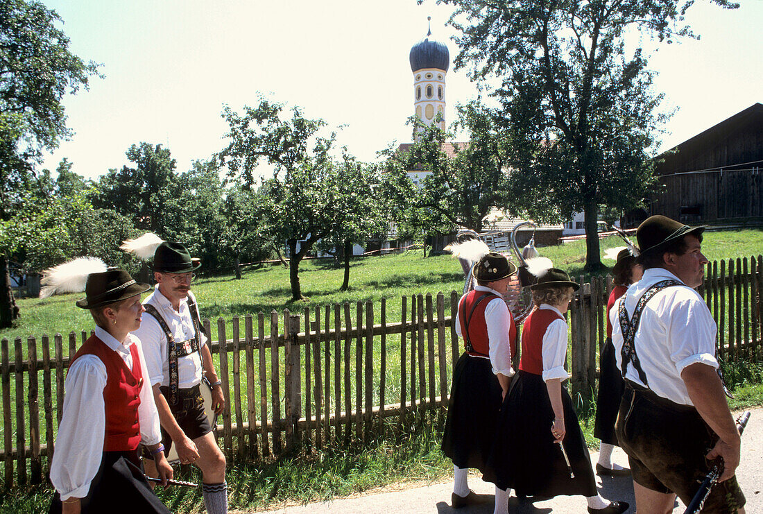 Personen in Tracht mit Musikinstrumenten läuft vorbei, Münsing, Bayern, Deutschland