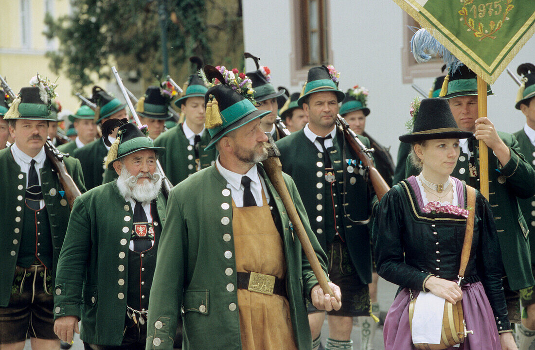Bavarian mountain brigade, riflemen in traditional costume, Procession, Gebirgsschützen, Bavaria, Germany