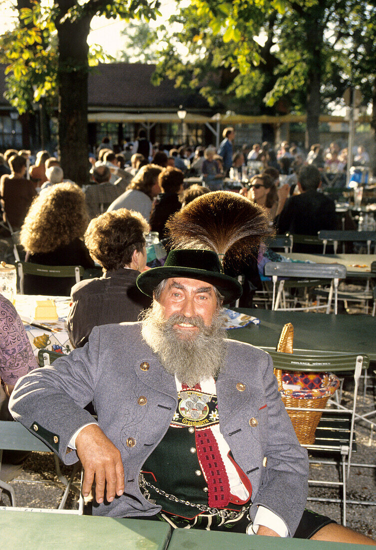 Bayer in Tracht im Biergarten, Menschen in Bayern, Bayern, Deutschland