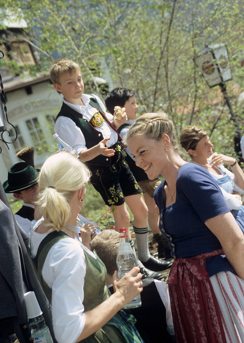 Mütter und Kinder bei einem Fest, Menschen in Bayern, Bavaria, Deutschland
