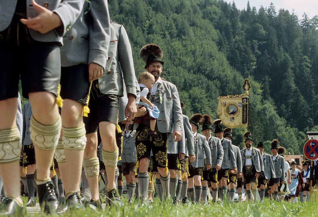 Trachtentruppe Umzug, Menschen in Bayern, Bayern, Deutschland