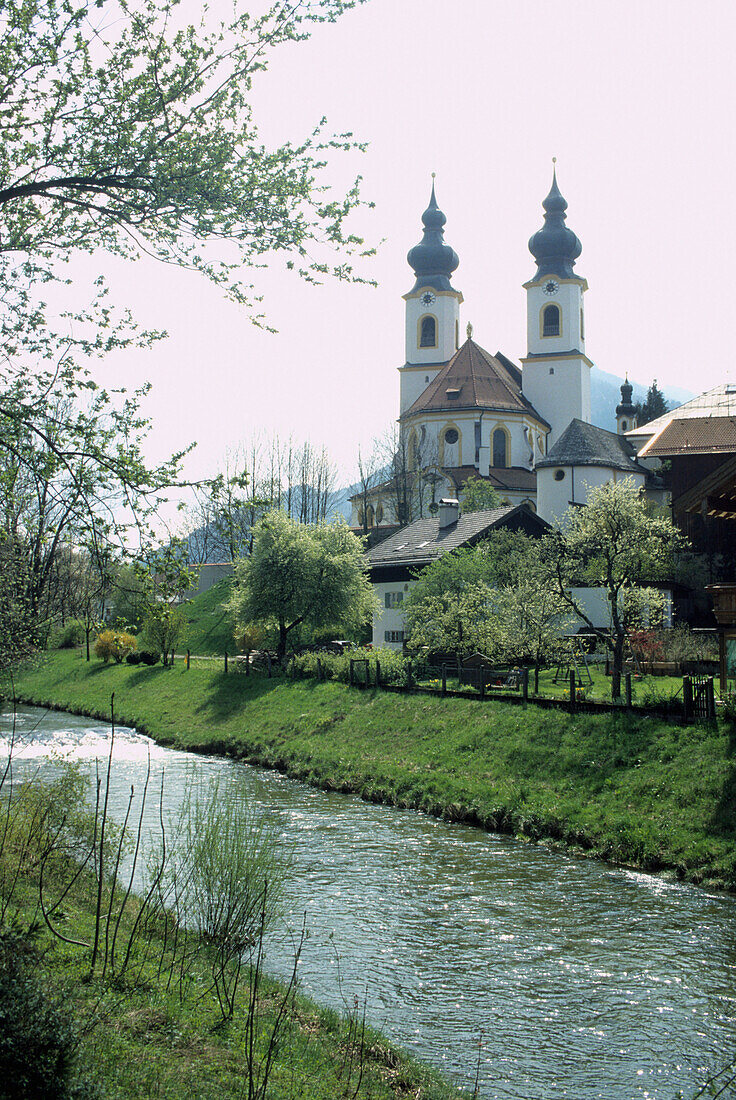 Blick über den Fluß Prien auf Kirche Mariä Lichtmeß, Aschau, Chiemgau, Bayern, Deutschland